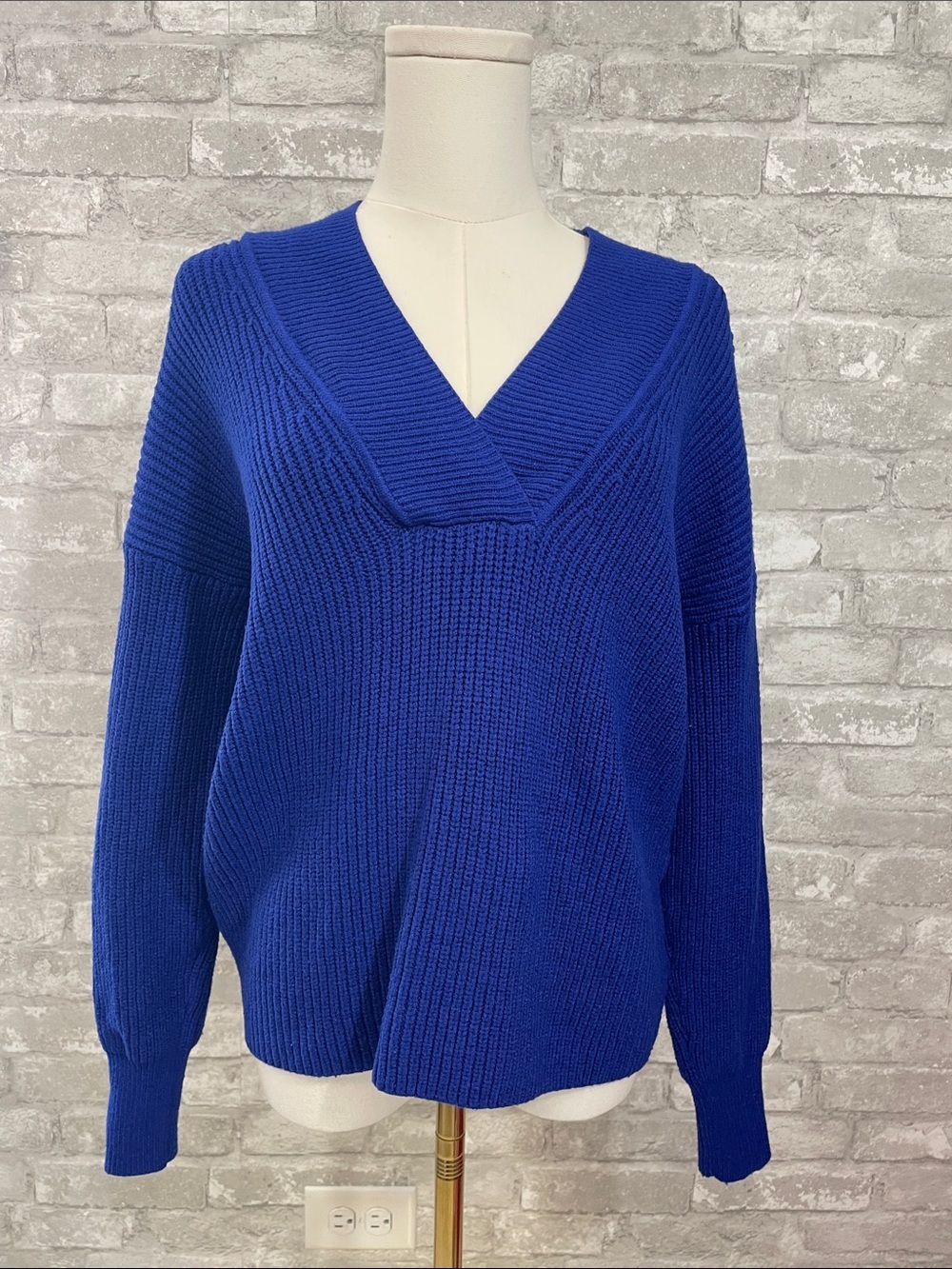 Evereve Ribbed V-Neck Chunky Knit Sweater in Royal Blue